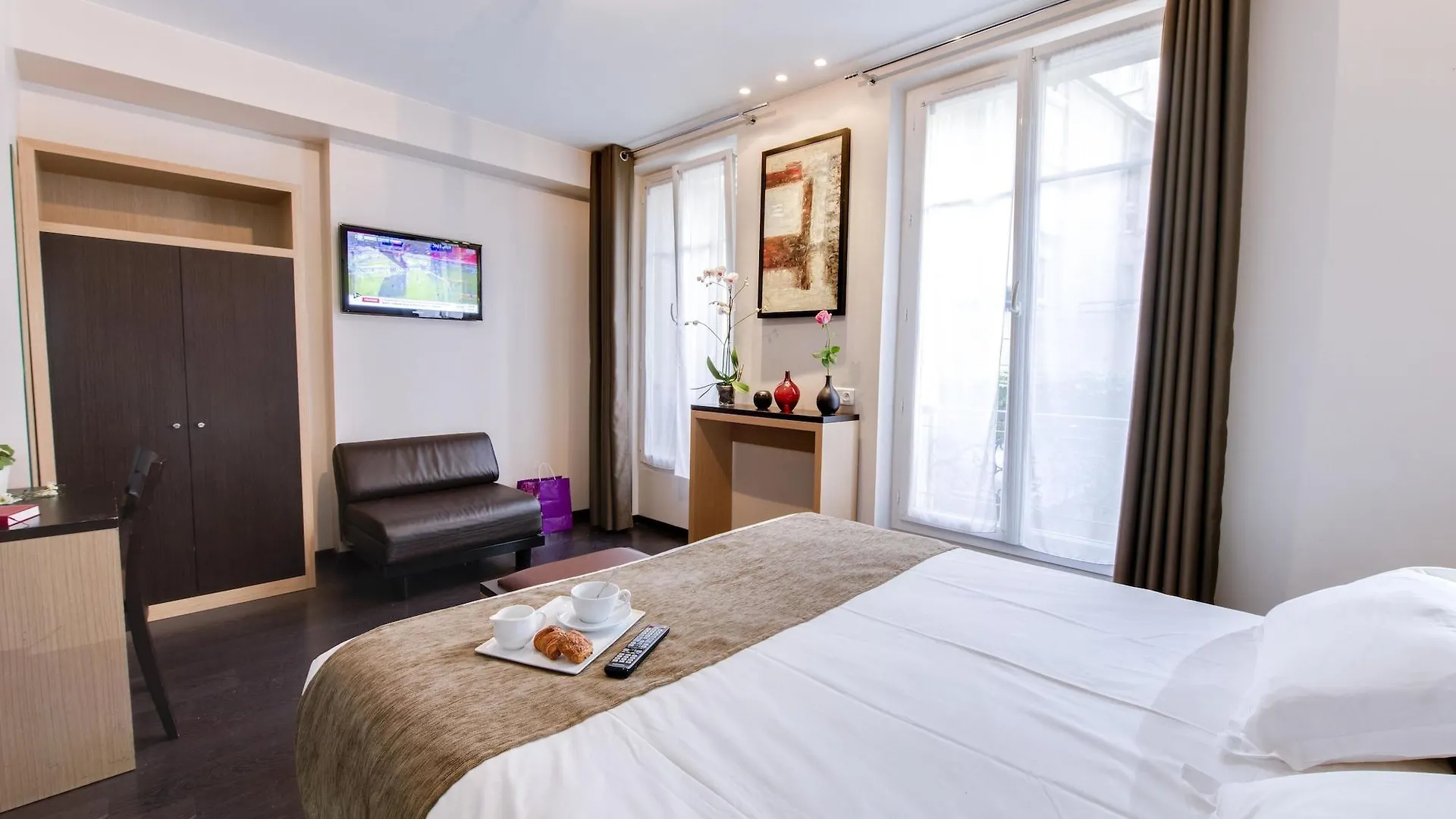***  Source Hotel Paris France